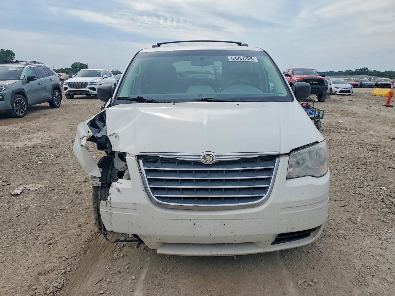 2010 Chrysler Town & Country Lx - Image 5