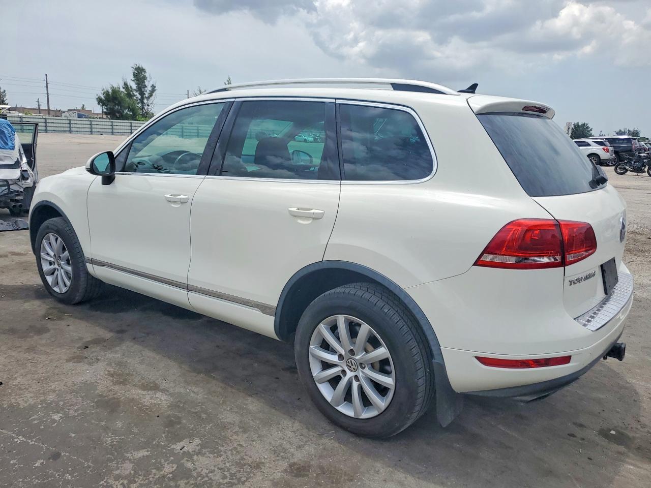 2011 Volkswagen Touareg V6 - Фото 2