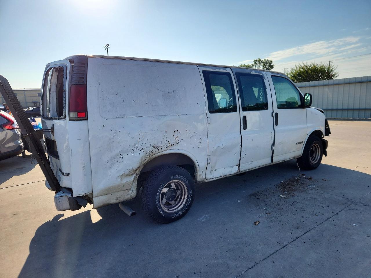 2000 Chevrolet Express G1500 - Image 3