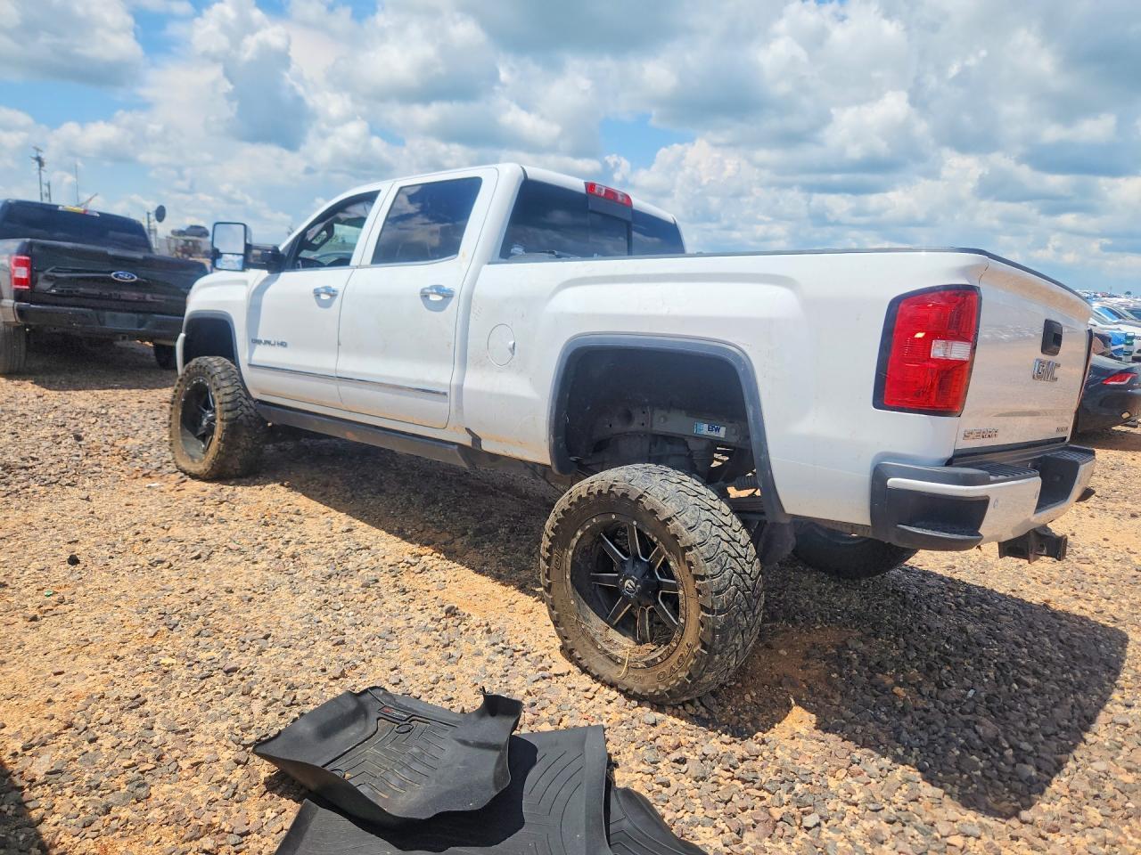2016 GMC Sierra K2500 Denali - Image 2