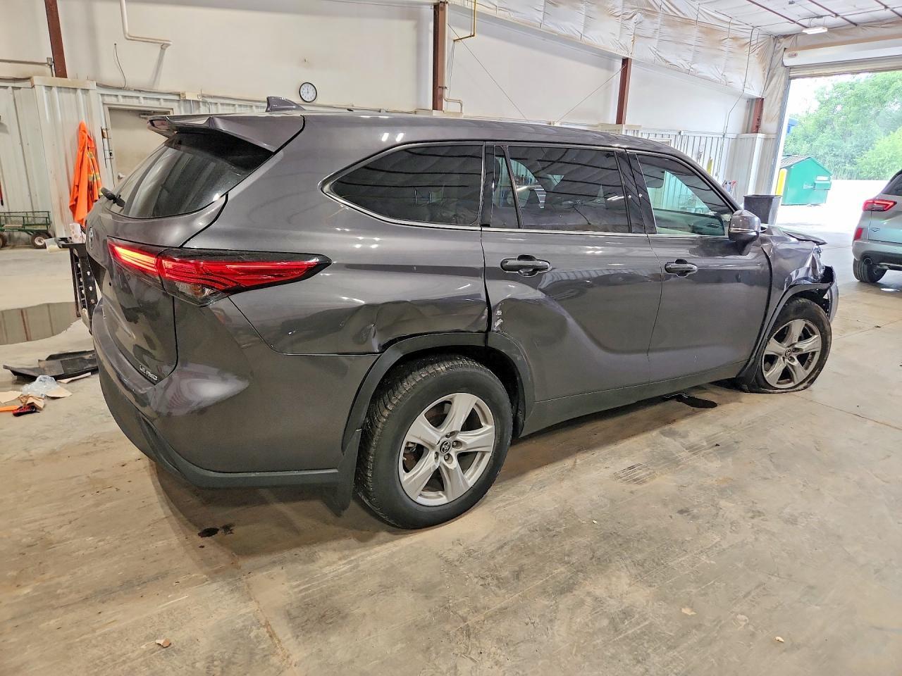 2021 Toyota Highlander Le - Фото 3