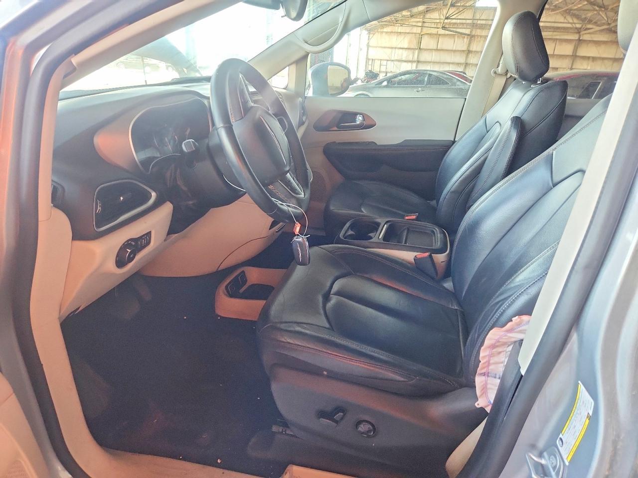 2017 Chrysler Pacifica Touring L - Image 7