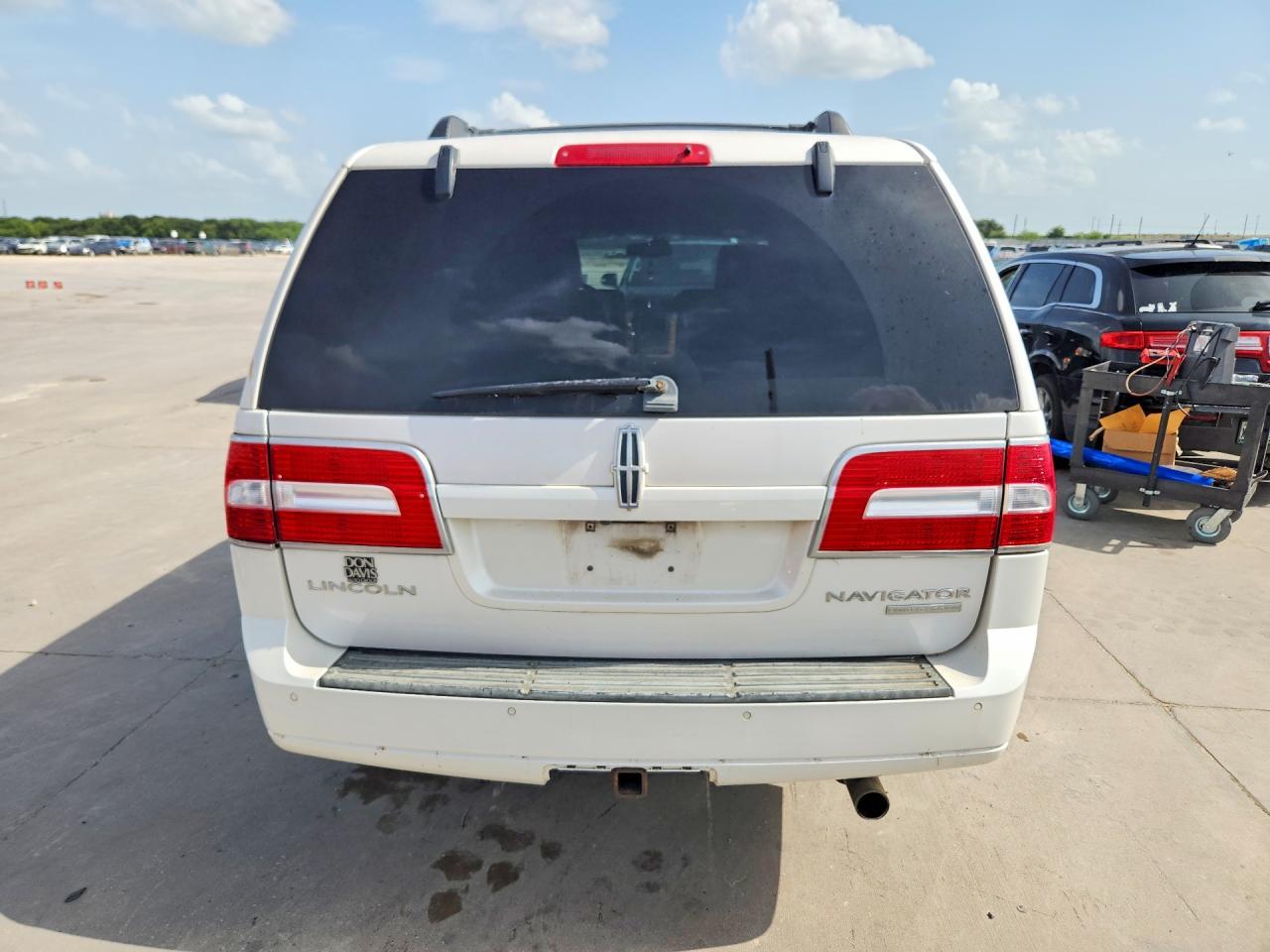2011 Lincoln Navigator - Image 6