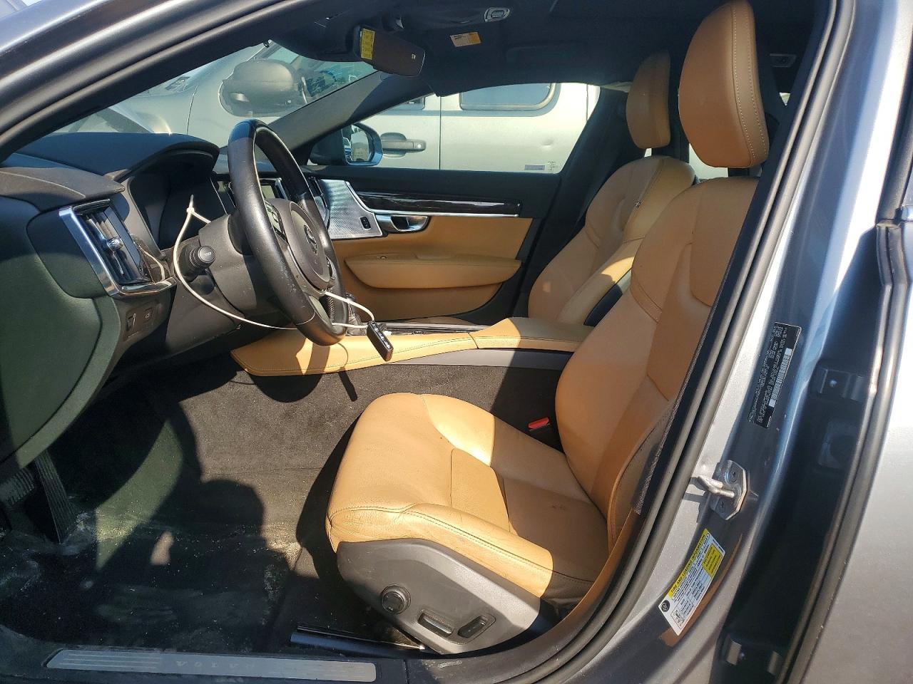 2018 Volvo S90 T6 Momentum - Image 7
