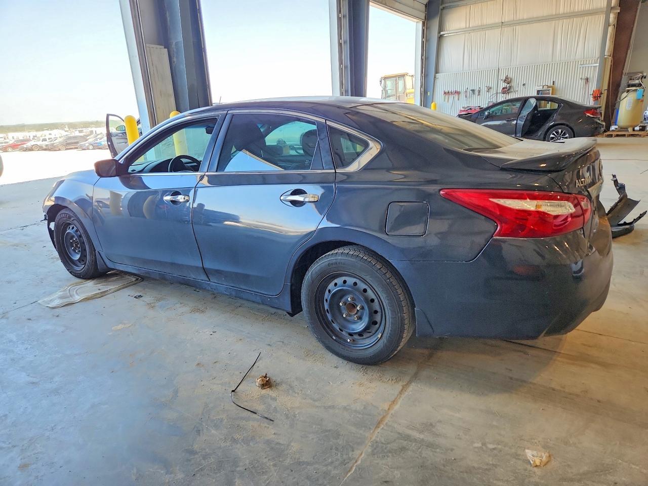2016 Nissan Altima 2.5 S - Фото 2