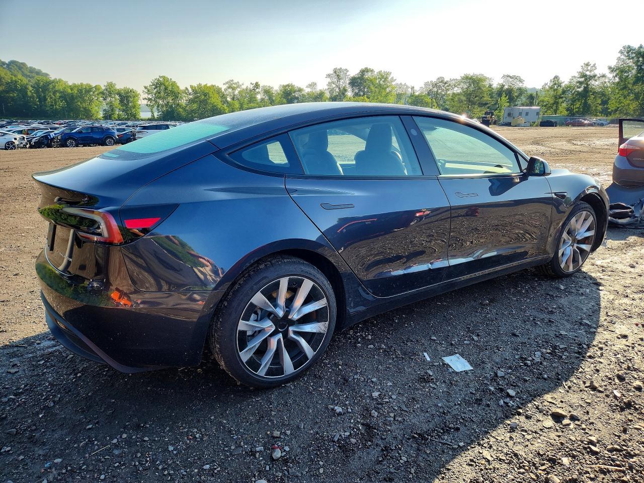2025 Tesla Model 3 - Фото 3