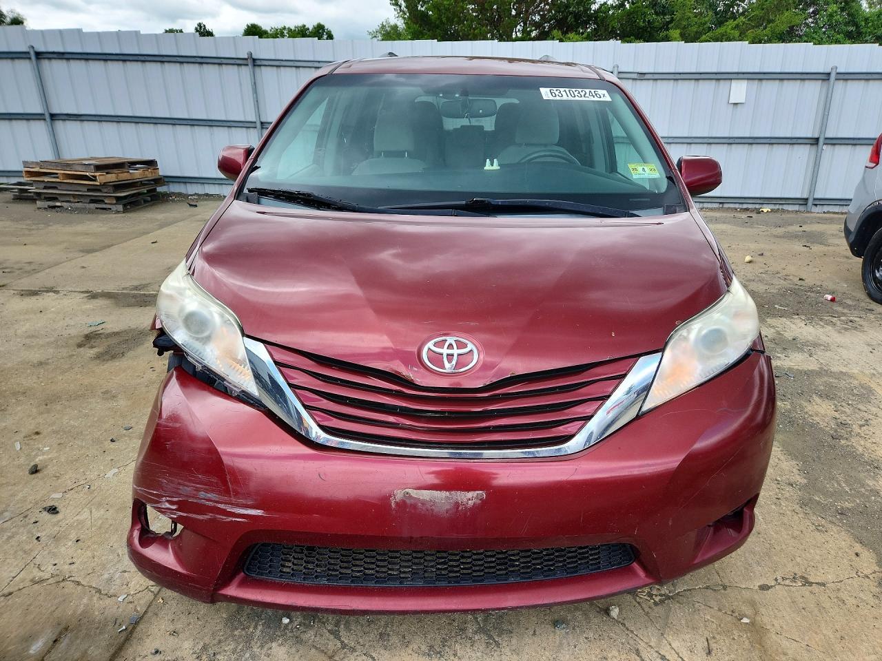 2015 Toyota Sienna Le - Image 5