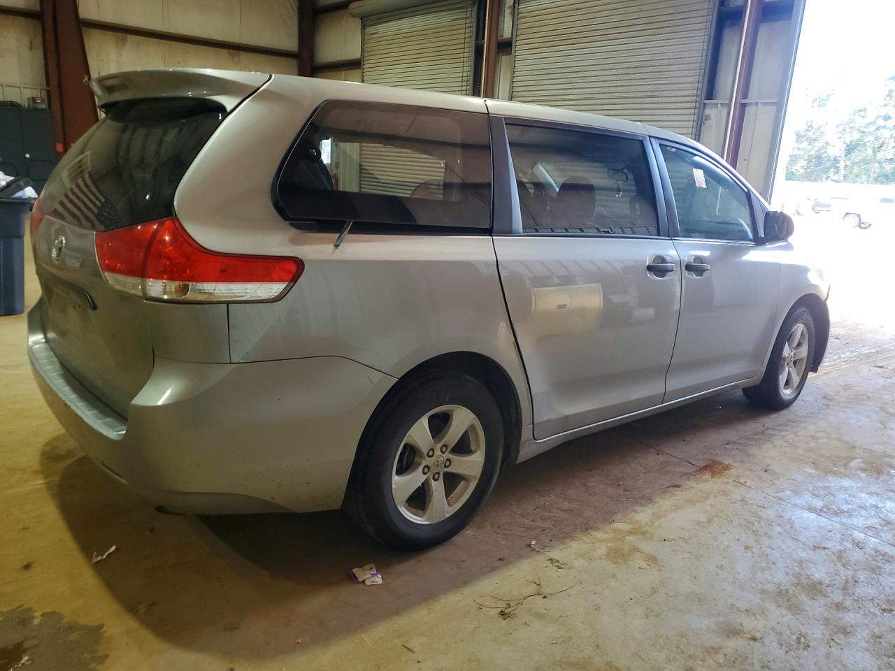 2011 Toyota Sienna Base 7-Passenger - Фото 3