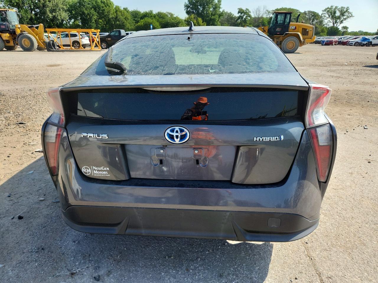 2016 Toyota Prius Three Touring - Image 6