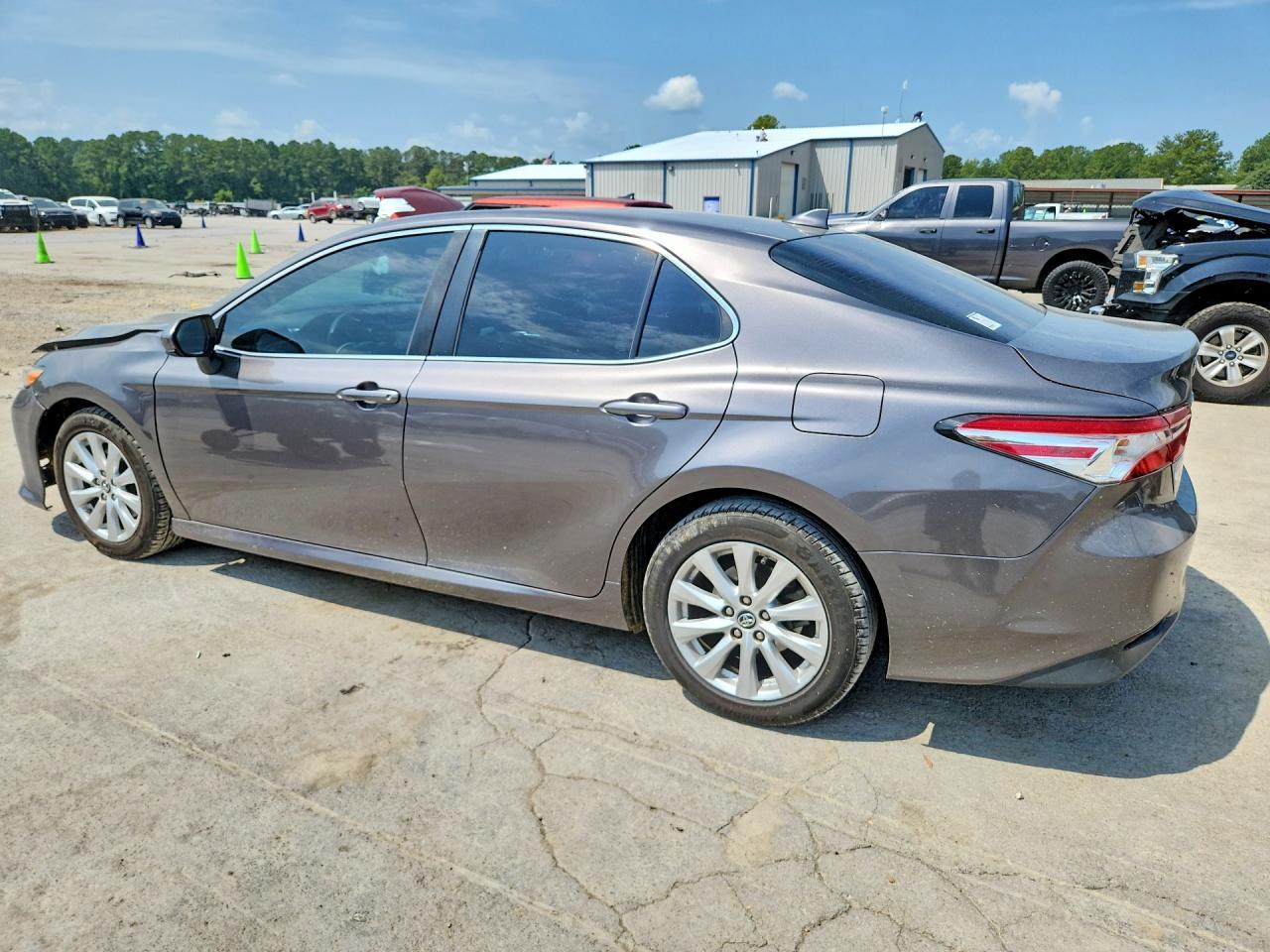 2019 Toyota Camry - Фото 2