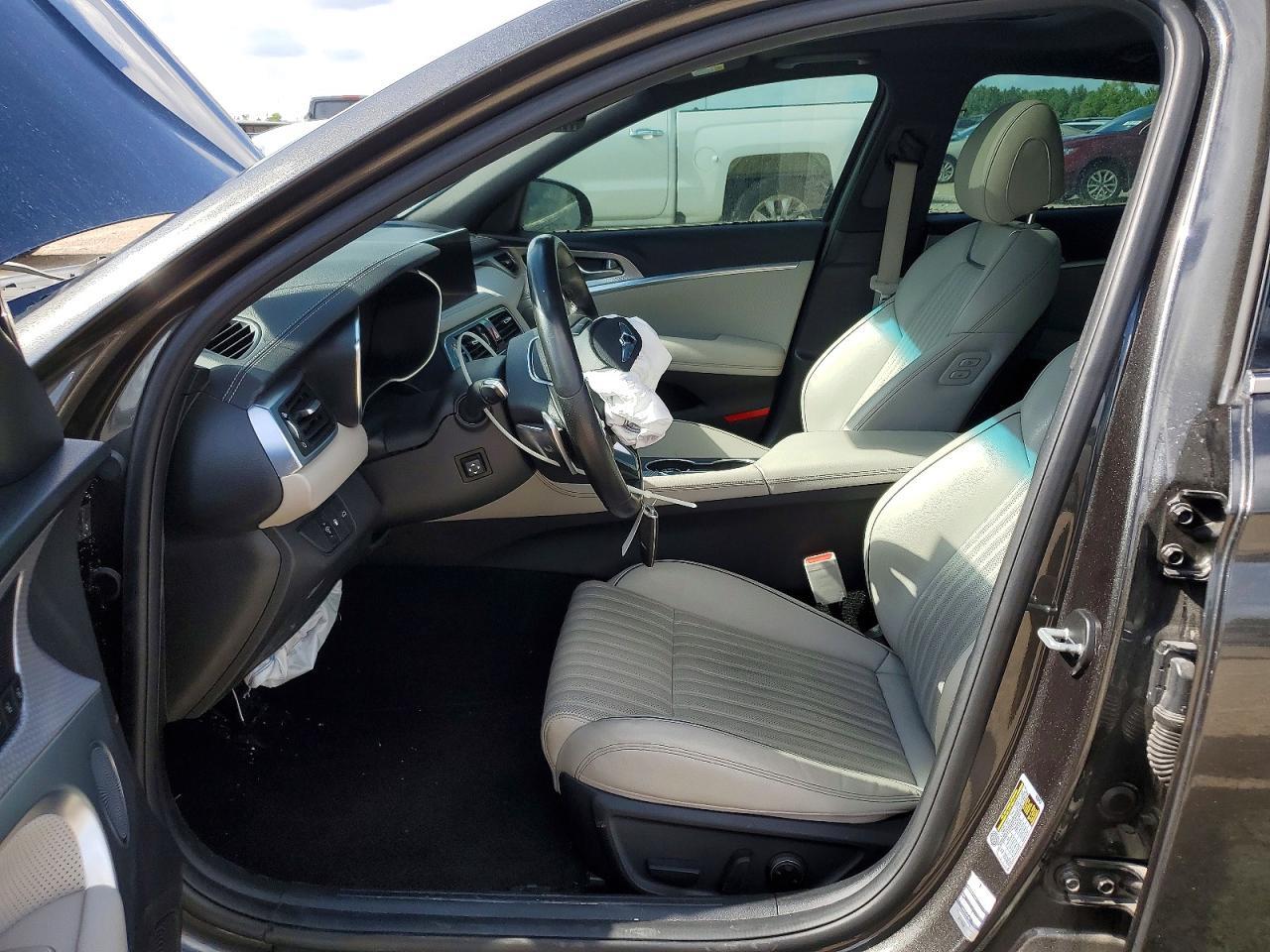 2023 Genesis G70 2.0T - Image 7