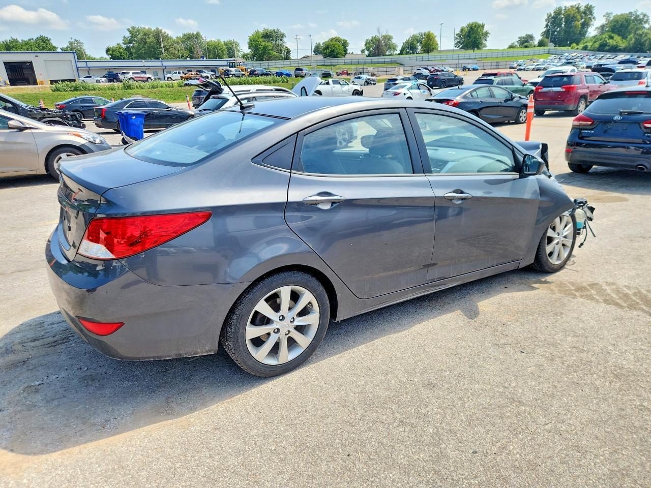 2012 Hyundai Accent Gls - Фото 3