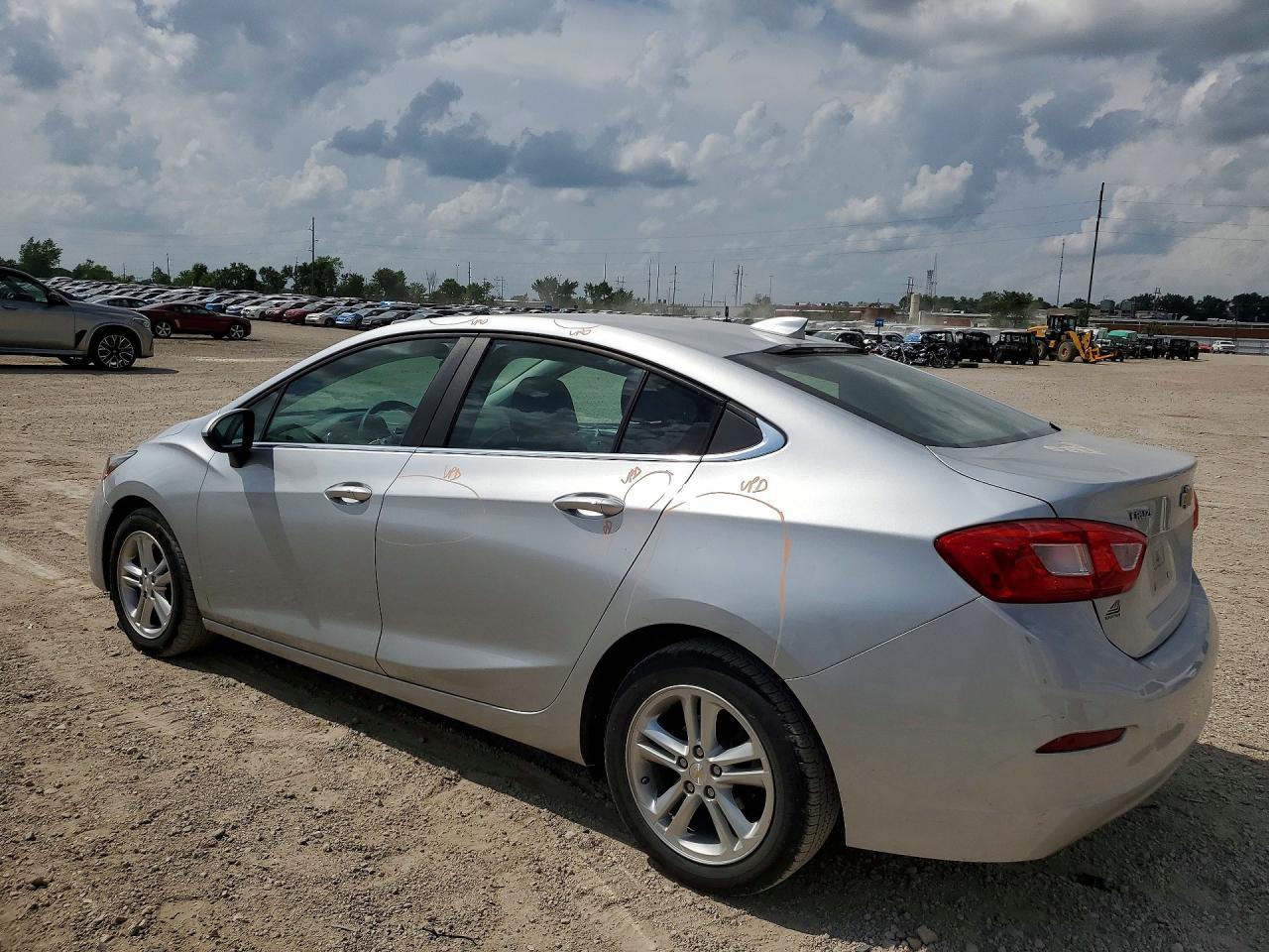 2016 Chevrolet Cruze Lt - Image 2