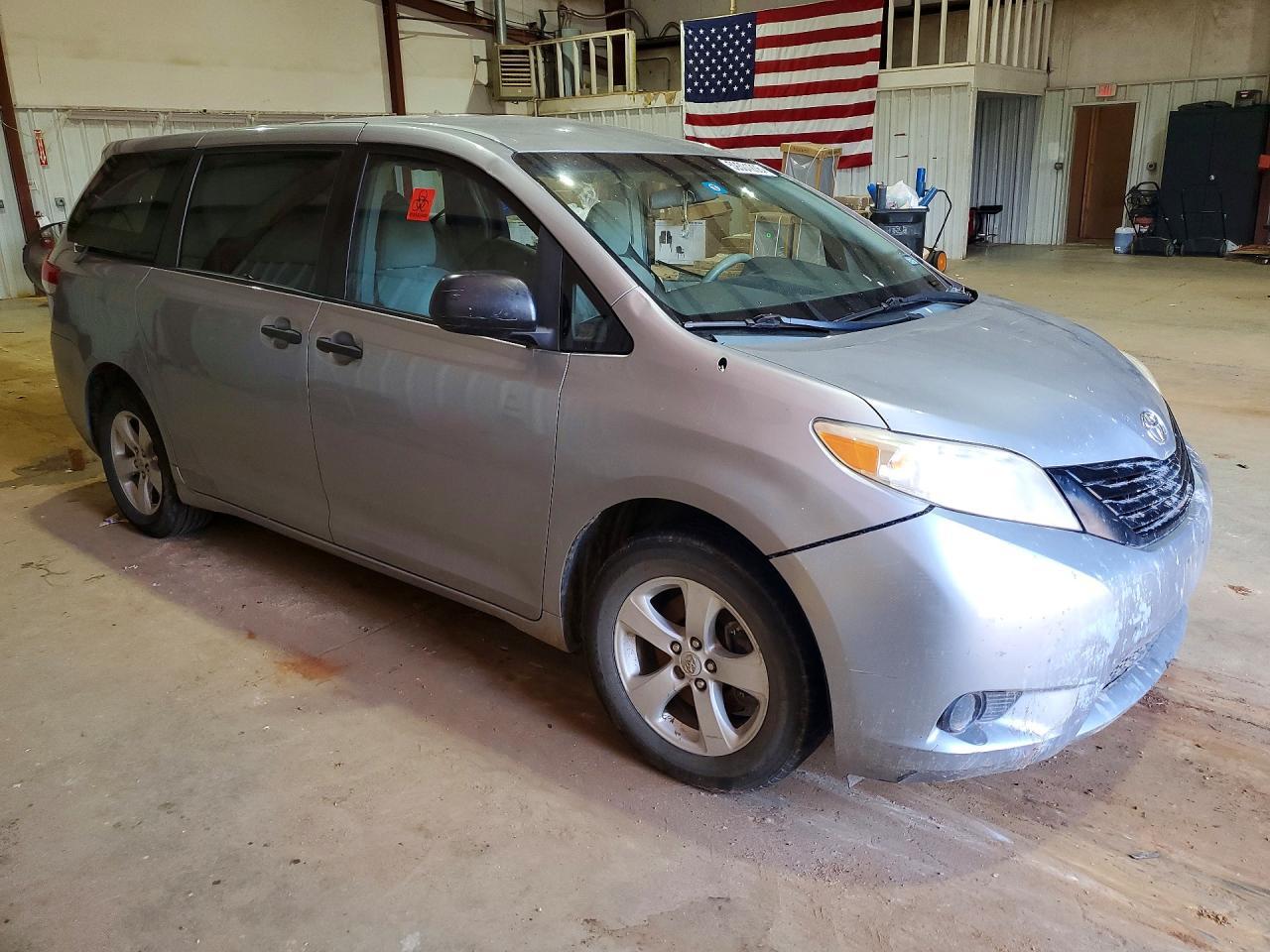 2011 Toyota Sienna Base 7-Passenger - Фото 4