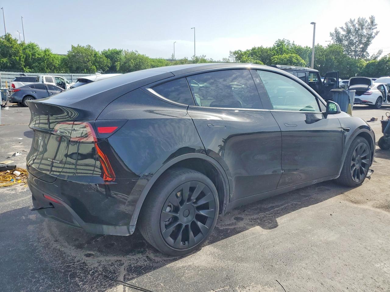 2025 Tesla Model Y - Фото 3