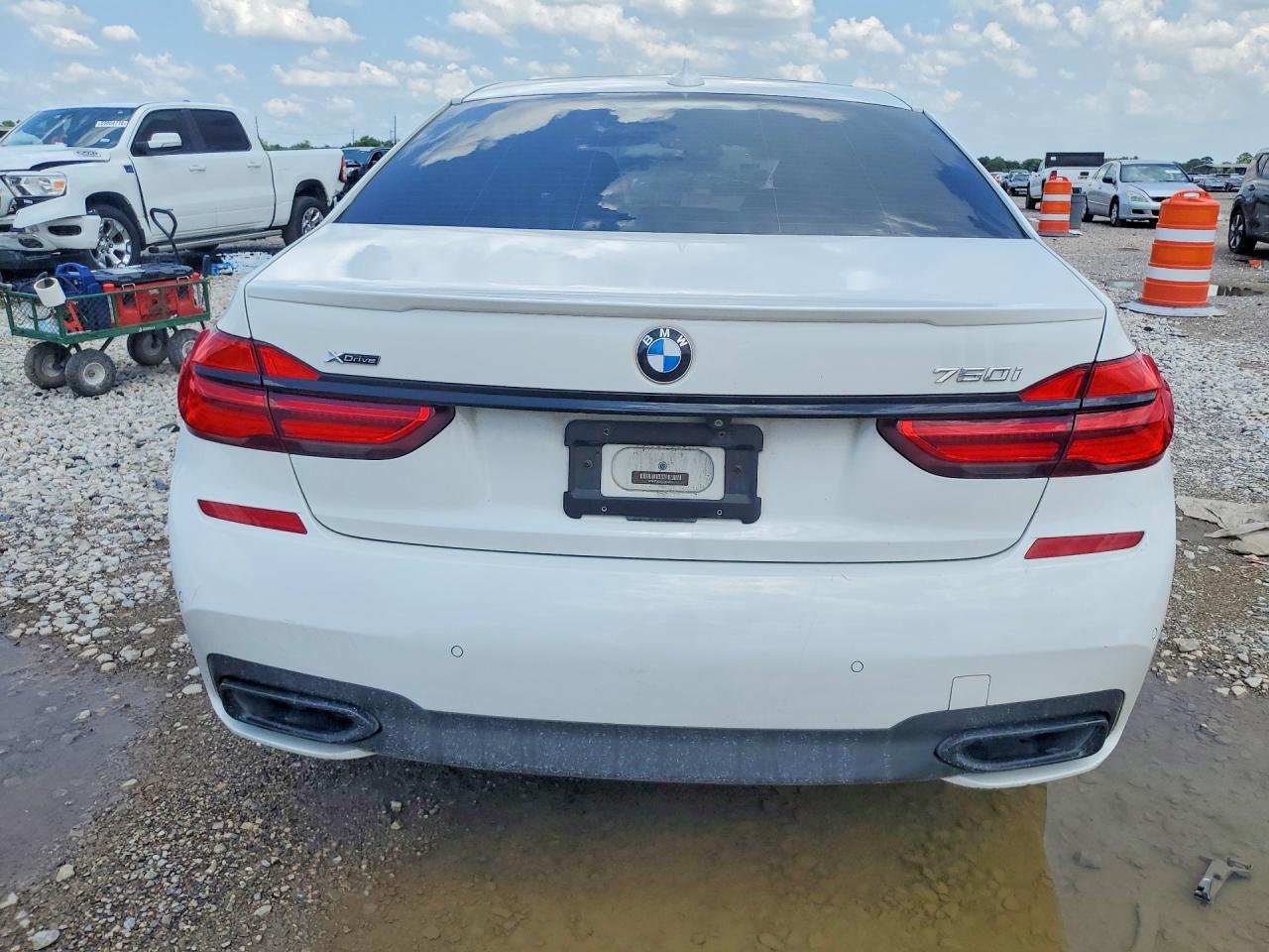 2018 BMW 750 Xi - Фото 6