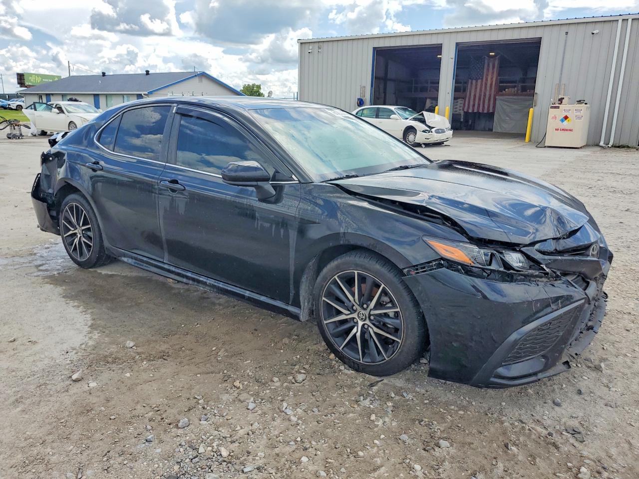 2021 Toyota Camry Se - Image 4