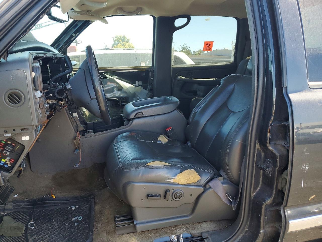 2004 GMC Sierra K2500 Heavy Duty - Image 7
