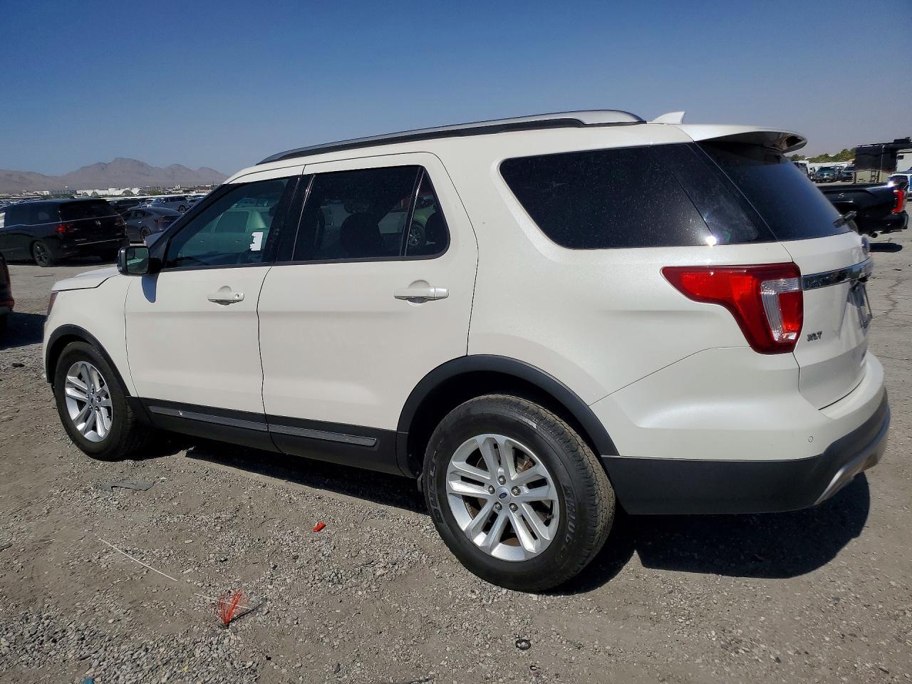 2017 Ford Explorer Xlt - Image 2