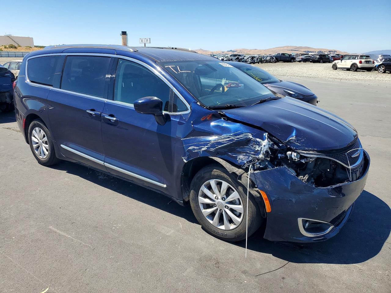 2018 Chrysler Pacifica Touring L - Image 4