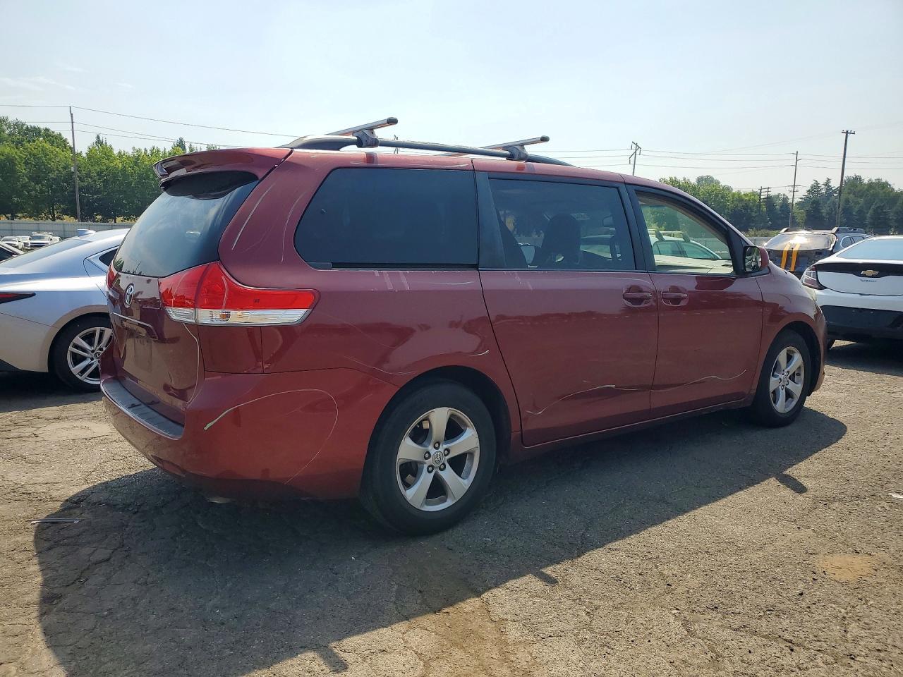 2012 Toyota Sienna Le - Image 3