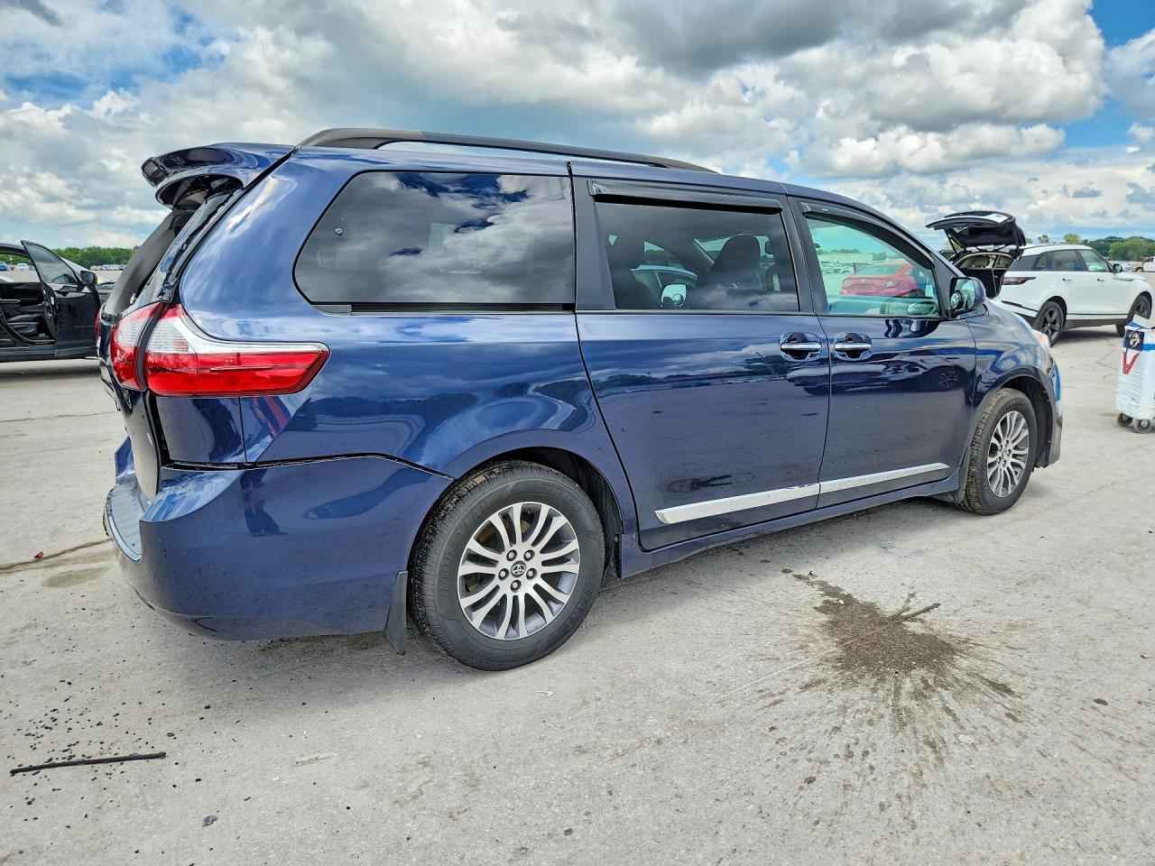 2018 Toyota Sienna Xle 8-Passenger - Image 3