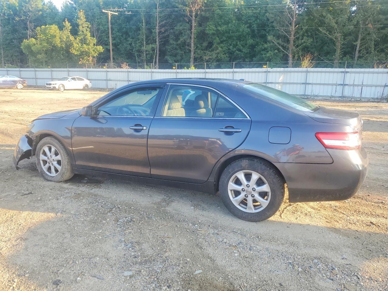 2011 Toyota Camry Le - Фото 2