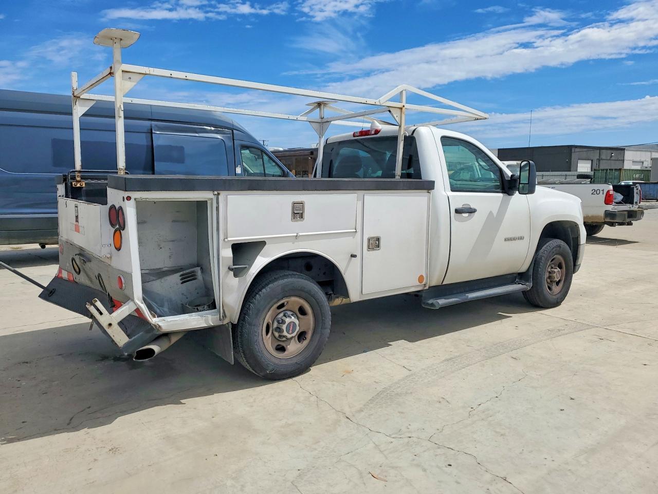 2010 GMC Sierra C2500 Heavy Duty - Image 3