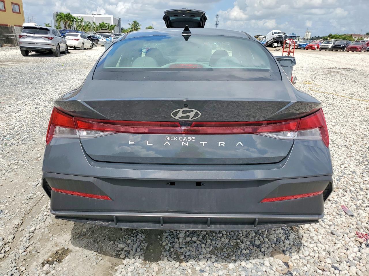2025 Hyundai Elantra Se - Фото 6