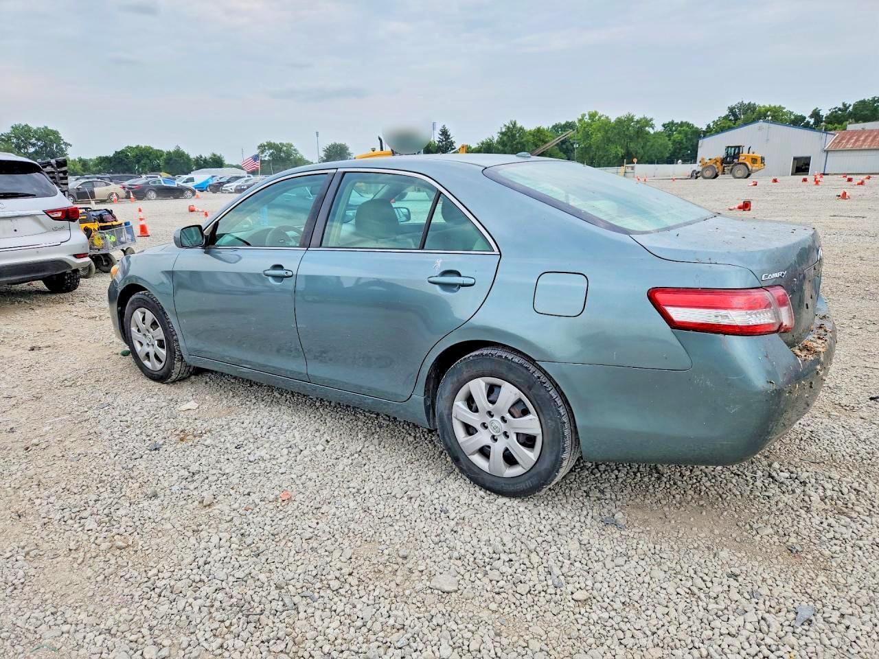 2011 Toyota Camry Le - Image 2