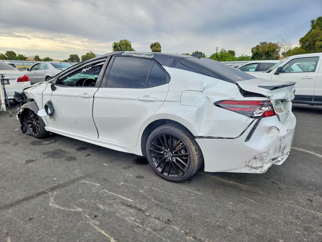 2021 Toyota Camry Xse - Фото 2
