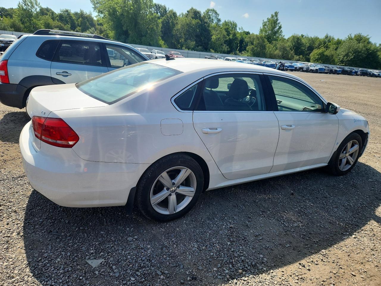 2015 Volkswagen Passat S - Фото 3