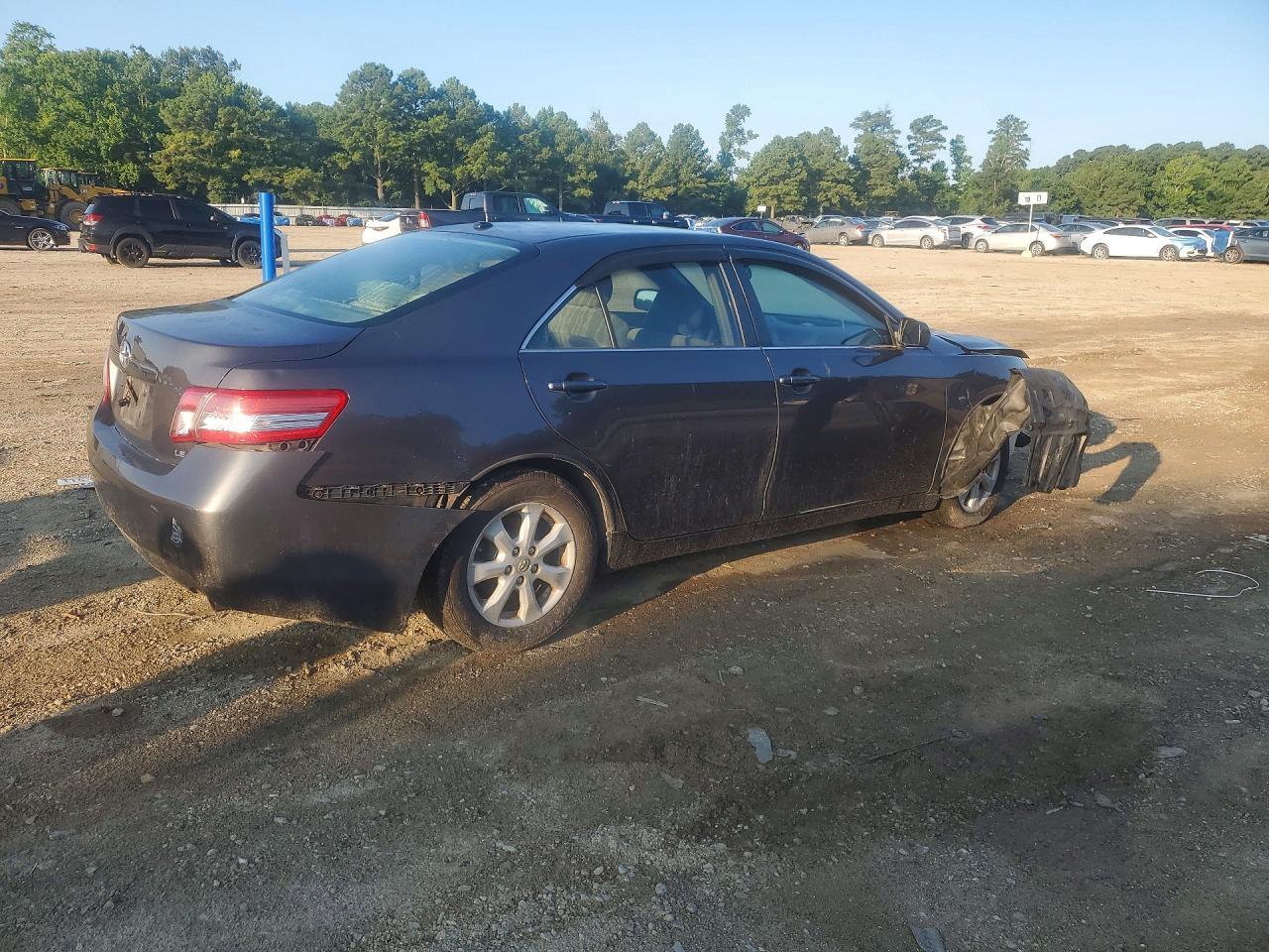 2011 Toyota Camry Le - Фото 3
