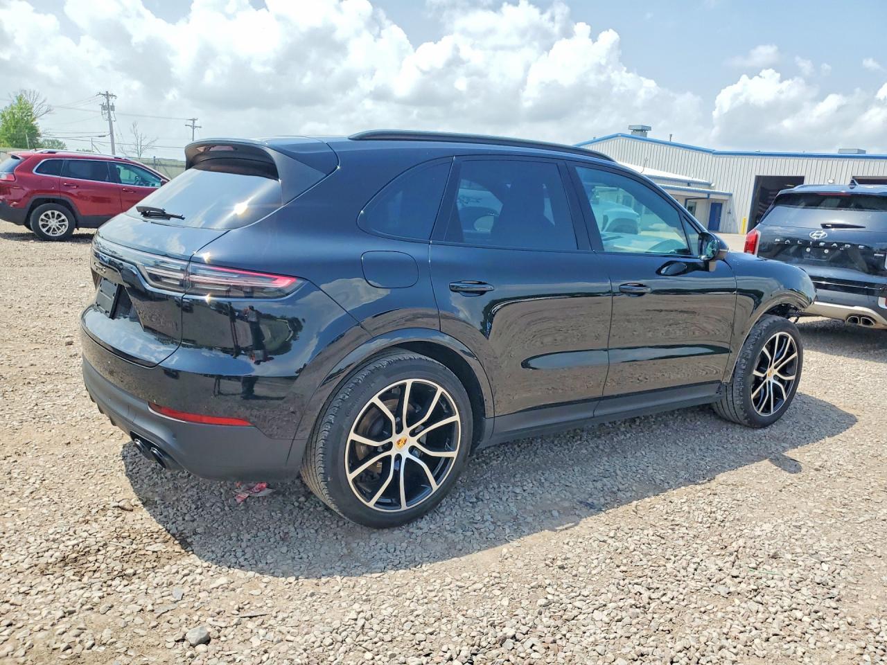 2023 Porsche Cayenne S - Фото 3