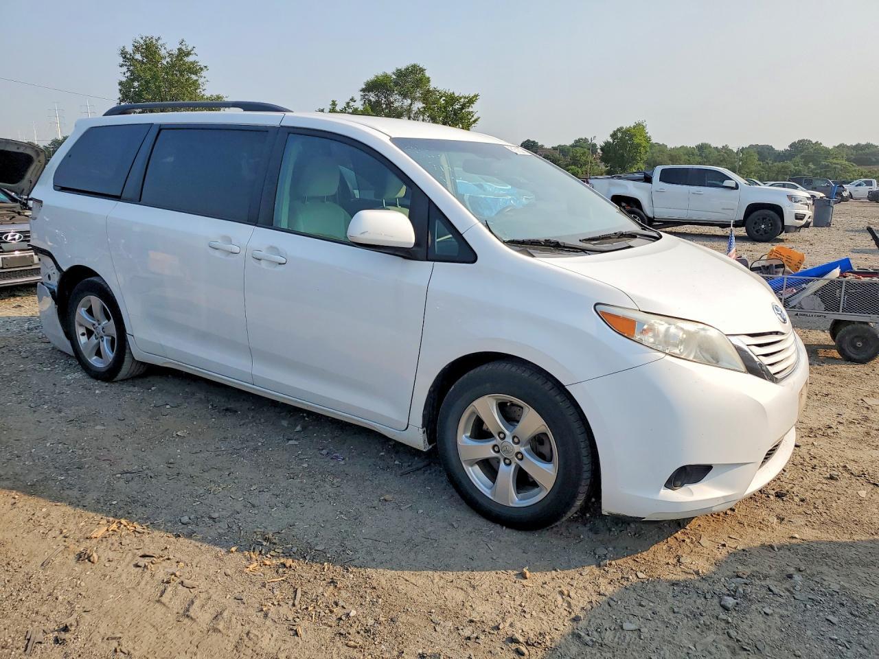 2016 Toyota Sienna Le - Фото 4