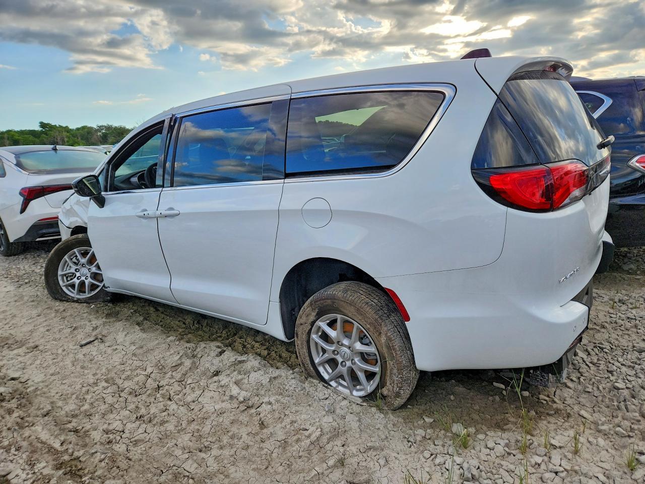 2025 Chrysler Voyager Lx - Фото 2