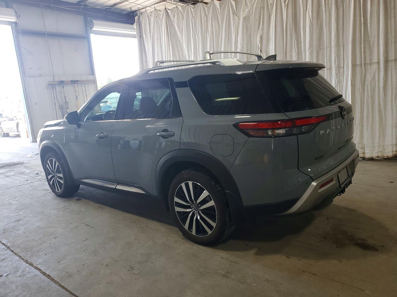 2025 Nissan Pathfinder Platinum - Image 2