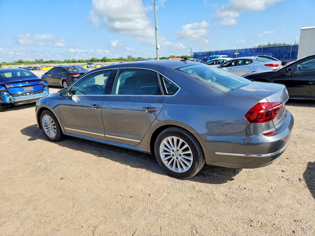 2017 Volkswagen Passat Se - Фото 2