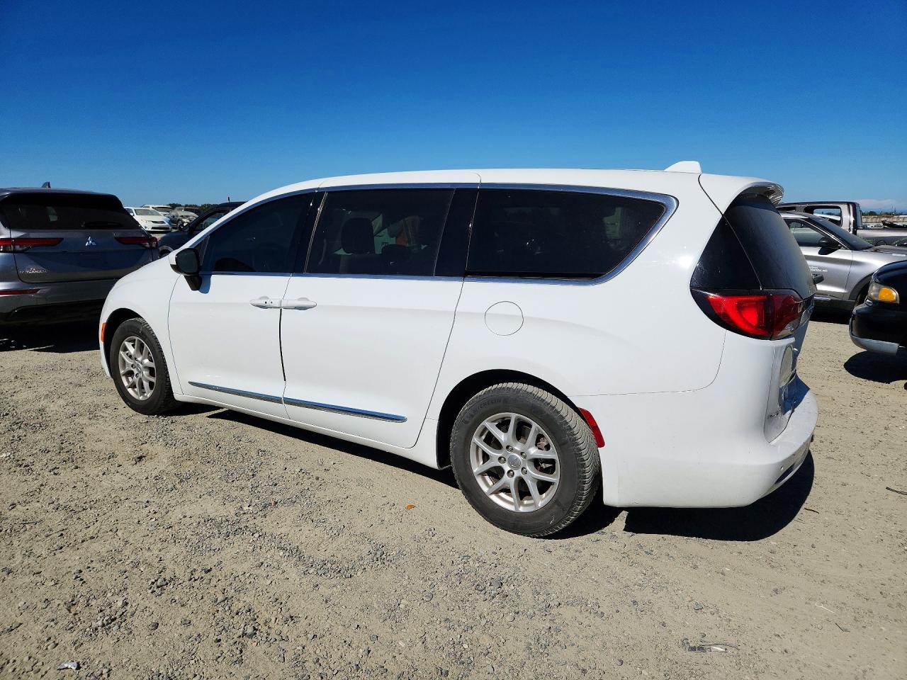 2017 Chrysler Pacifica Lx - Image 2