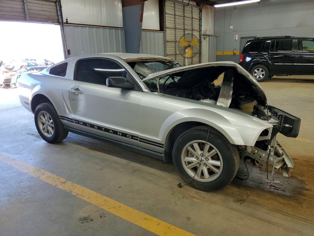 2005 Ford Mustang - Image 4