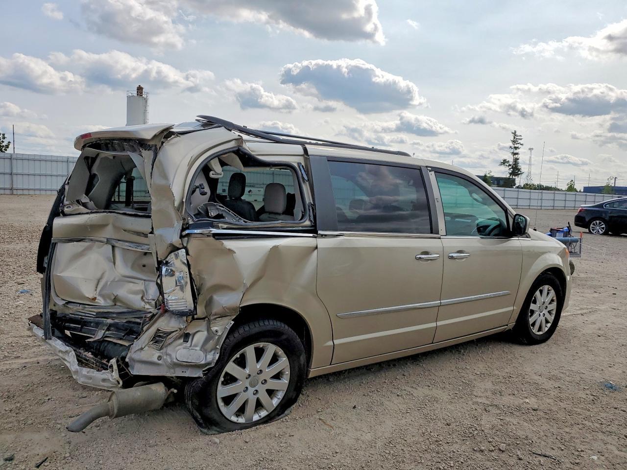 2016 Chrysler Town & Country Touring - Фото 3