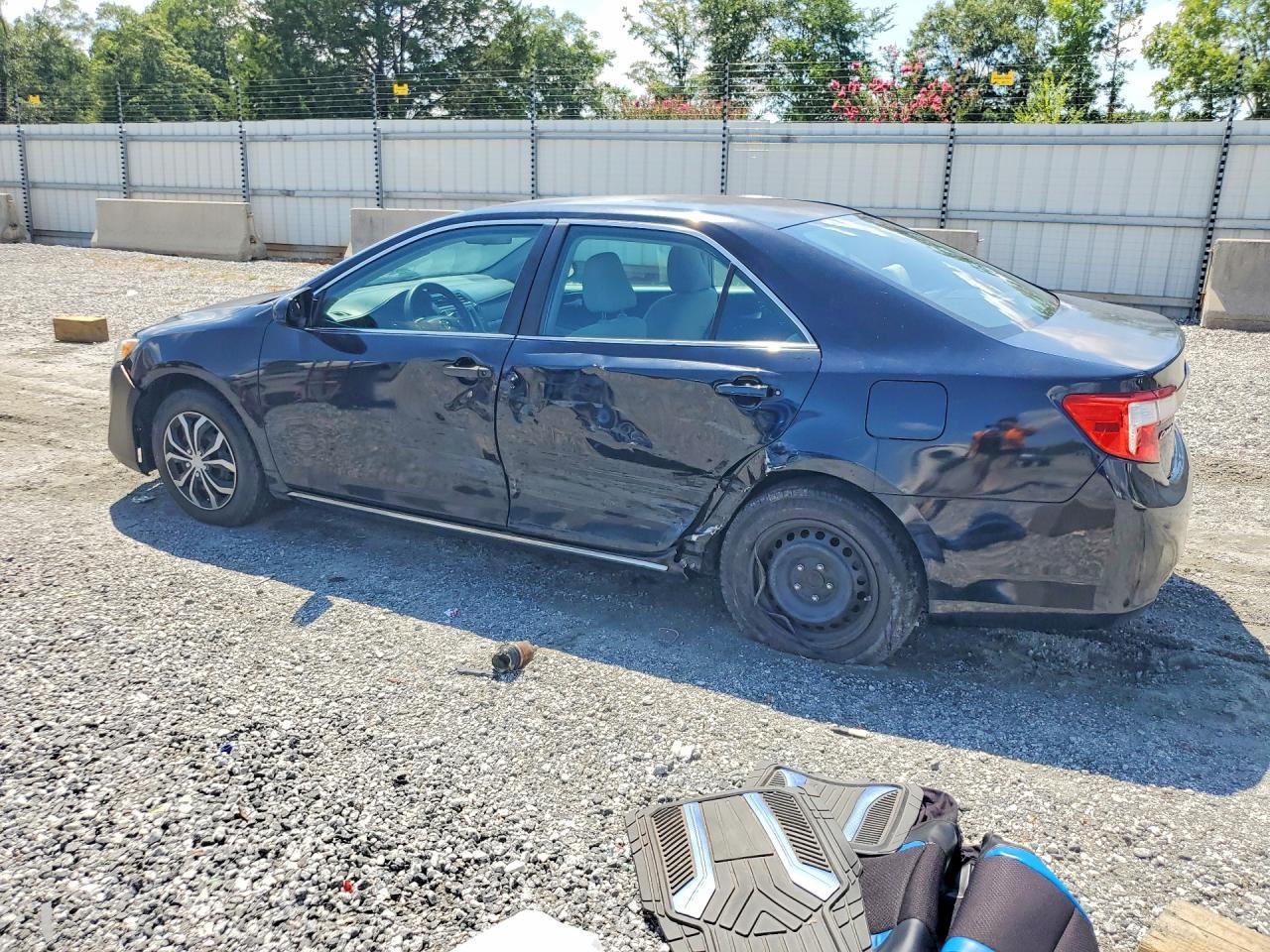 2013 Toyota Camry Le - Фото 2