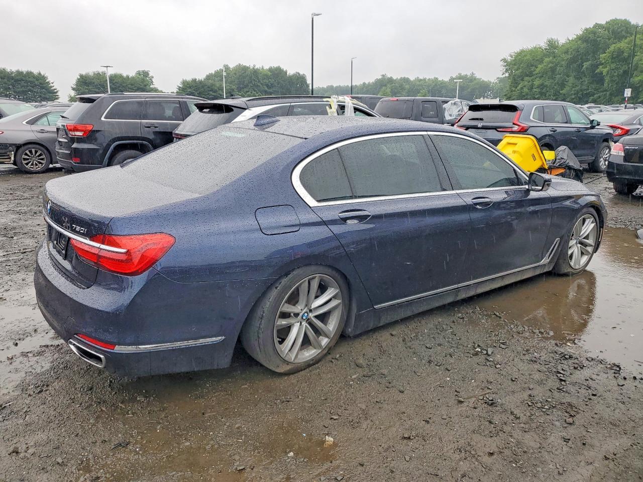2018 BMW 750 Xi - Image 3