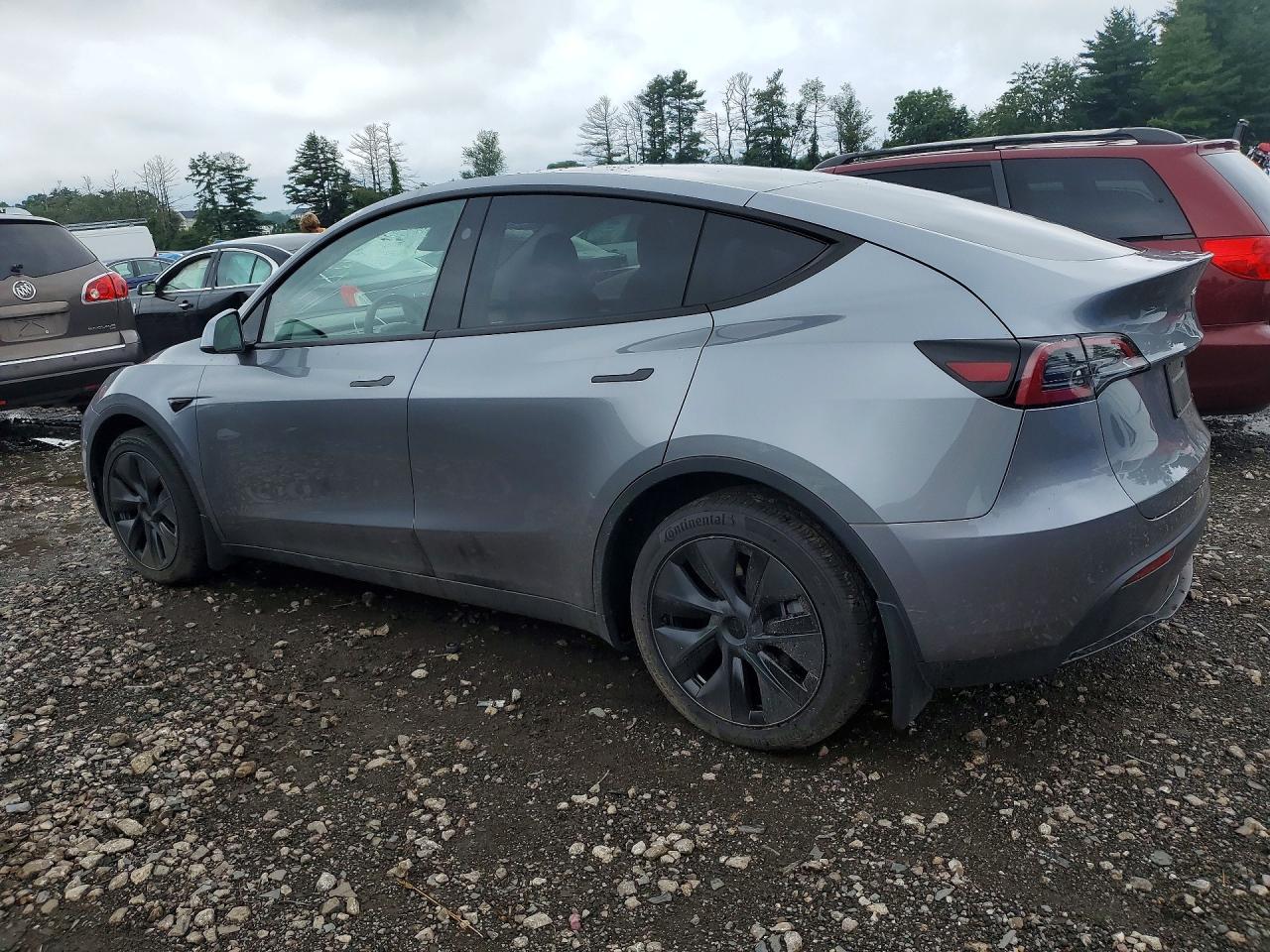 2025 Tesla Model Y - Фото 2