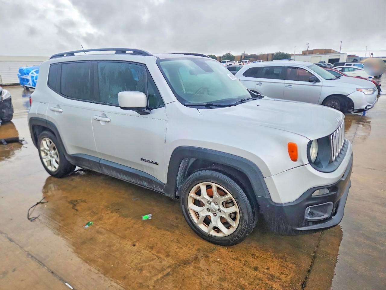 2016 Jeep Renegade Latitude - Image 4