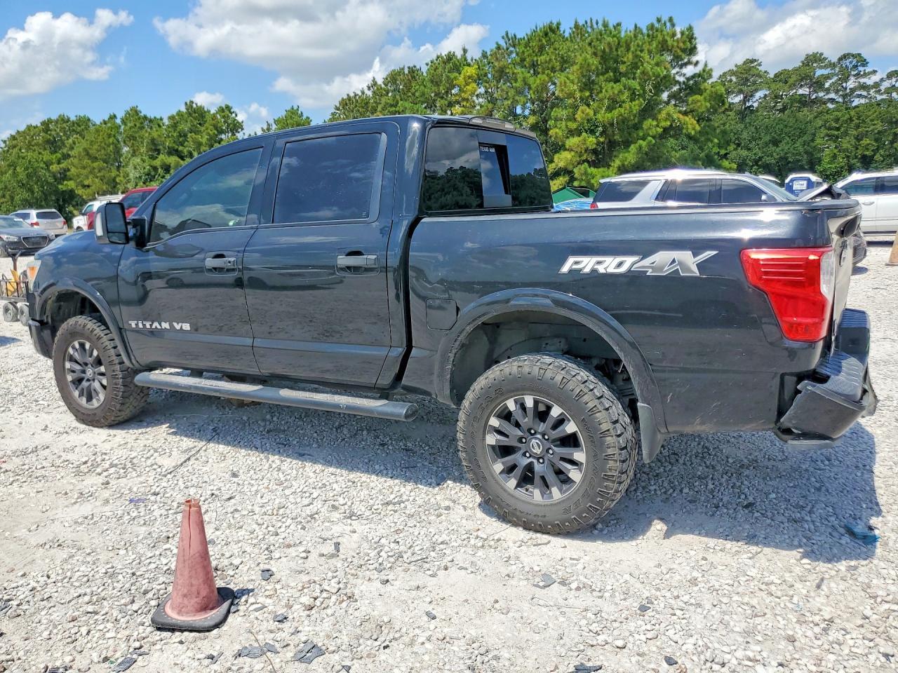 2018 Nissan Titan Pro-4X - Фото 2
