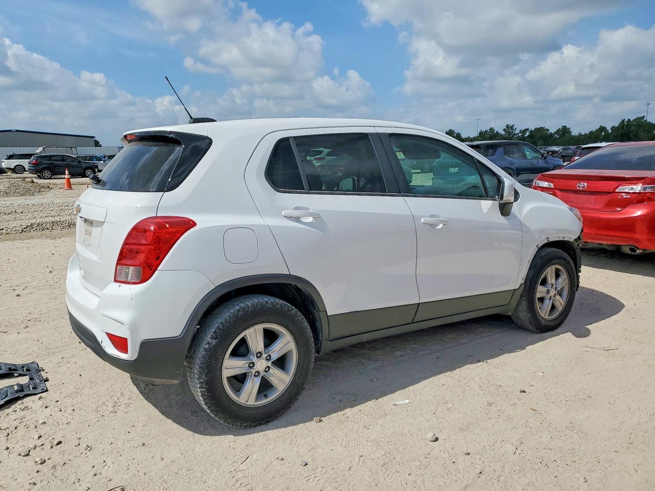 2019 Chevrolet Trax Ls - Image 3