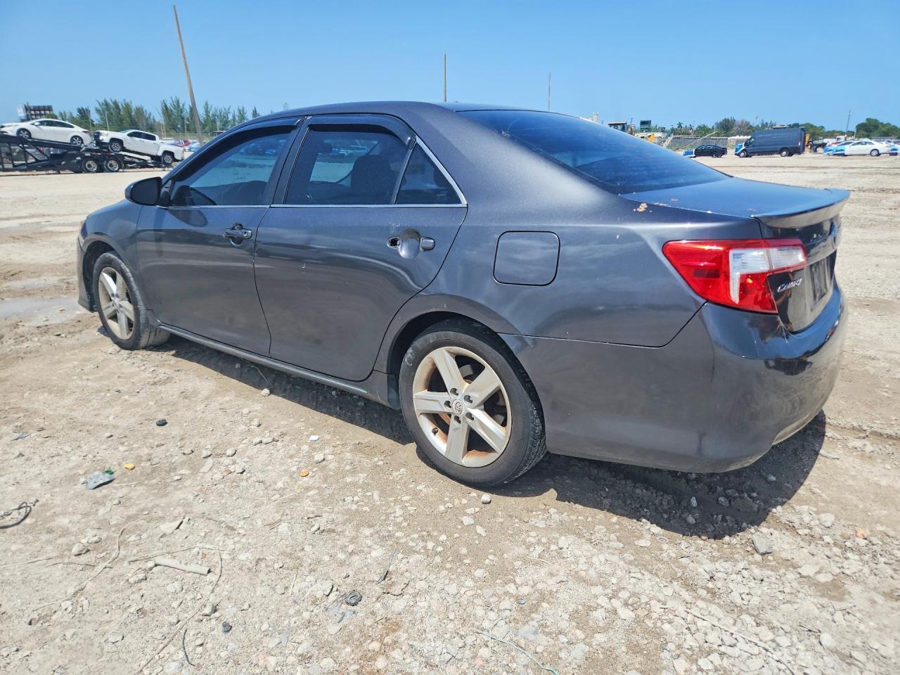 2012 Toyota Camry Le - Фото 2