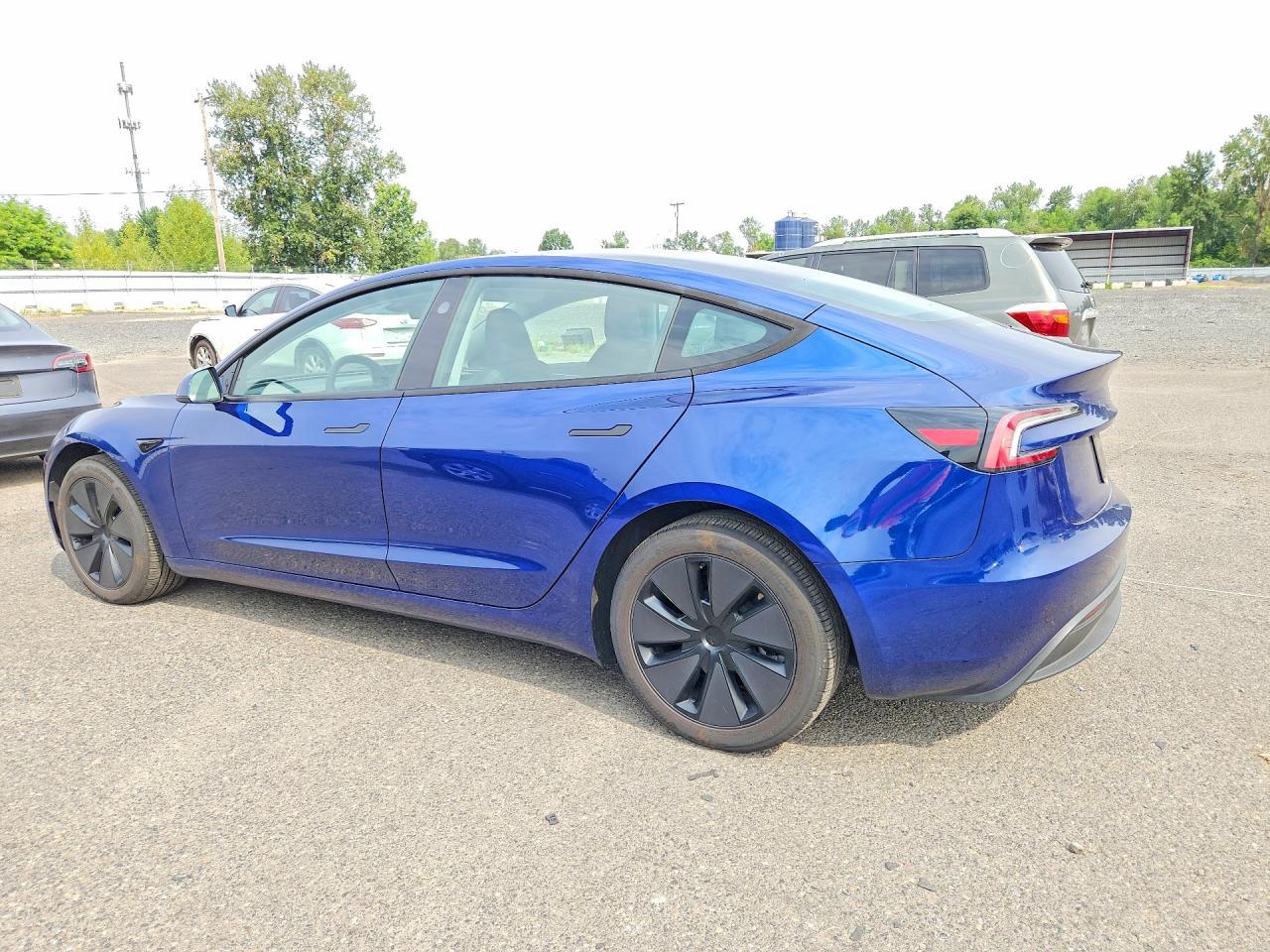 2025 Tesla Model 3 - Фото 2