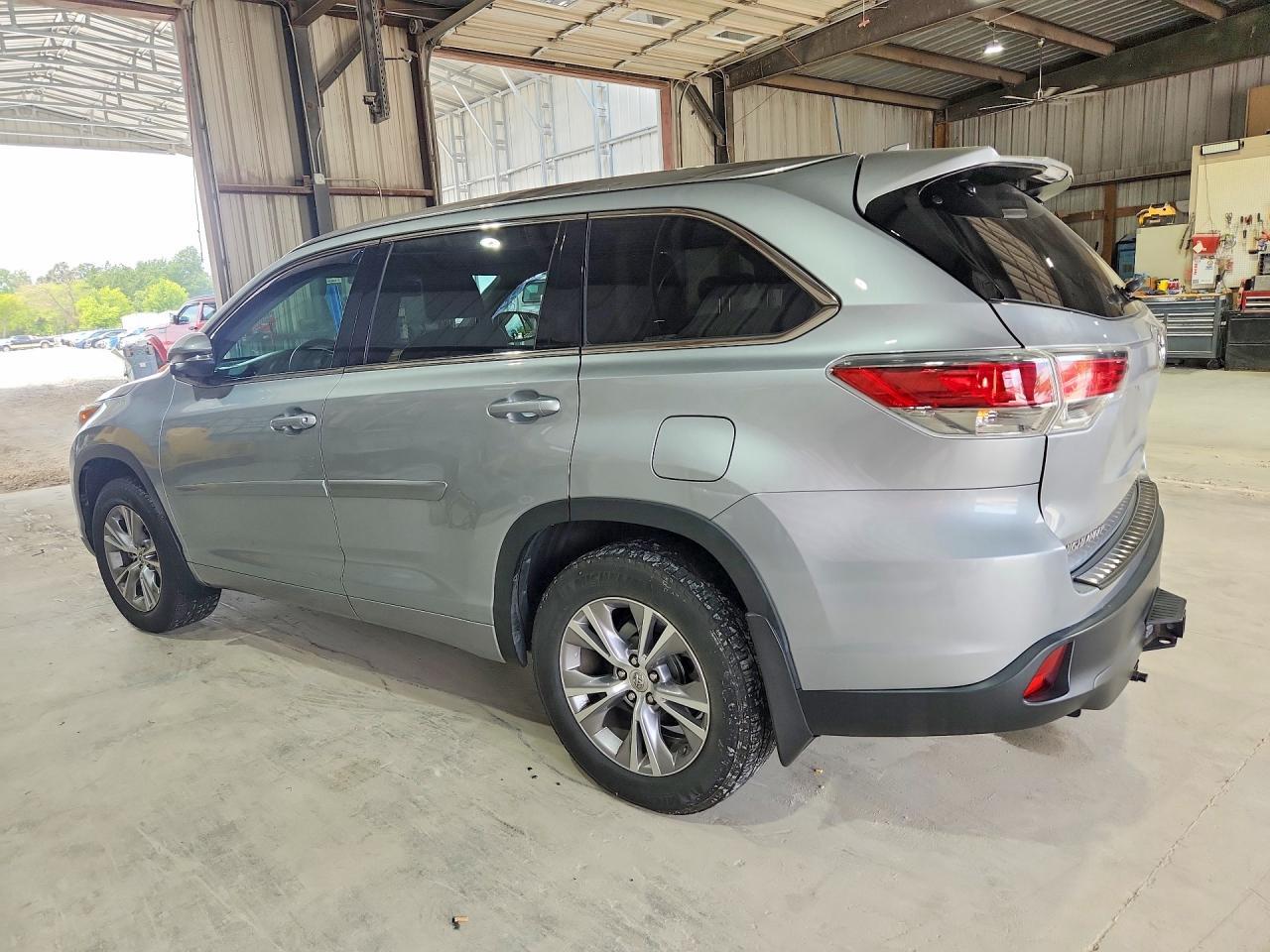 2015 Toyota Highlander Xle - Image 2
